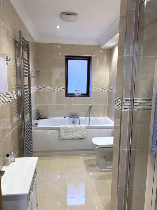 Stylish Contemporary Seaside Holiday Home With 5 Bedrooms, Sea View, Parking And Ev Point خليج هيرن المظهر الخارجي الصورة